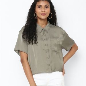 American Eagle Women Green Silky Short Sleeve Button Up Shirt